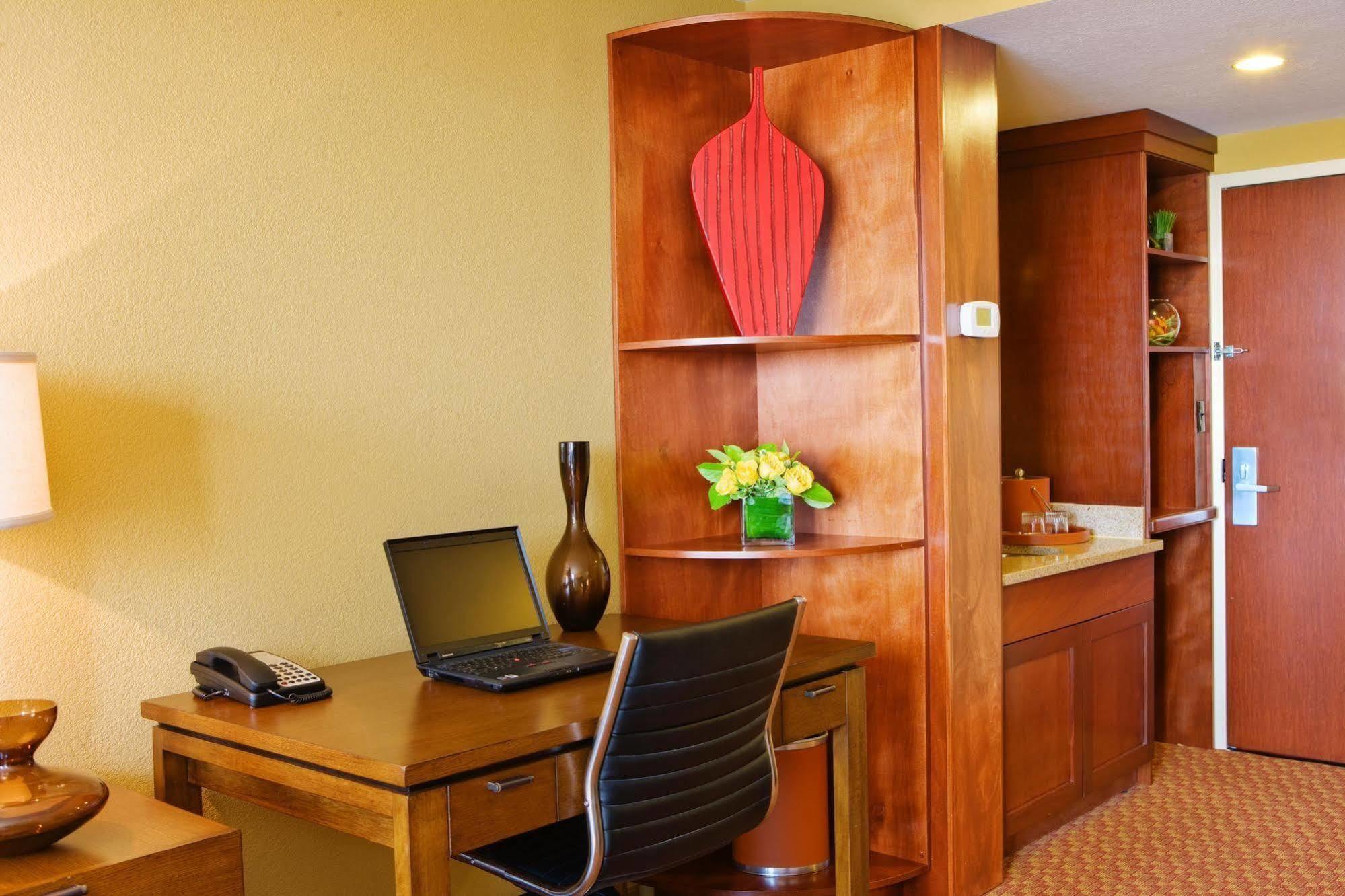 Courtyard By Marriott Boston Logan Airport Hotell Eksteriør bilde